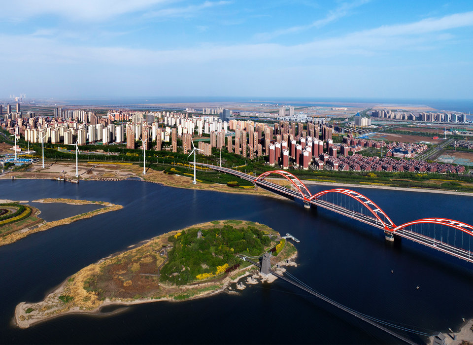 銳意進(jìn)取，埋頭苦干，向著偉大目標(biāo)奮力前行