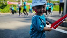 萌娃&ldquo;奔跑&rdquo;迎接人生第一場(chǎng)馬拉松