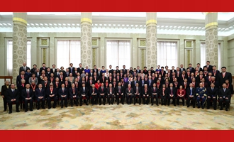 慶祝大會(huì)結(jié)束后，習(xí)近平等同受表彰人員及親屬代表合影留念