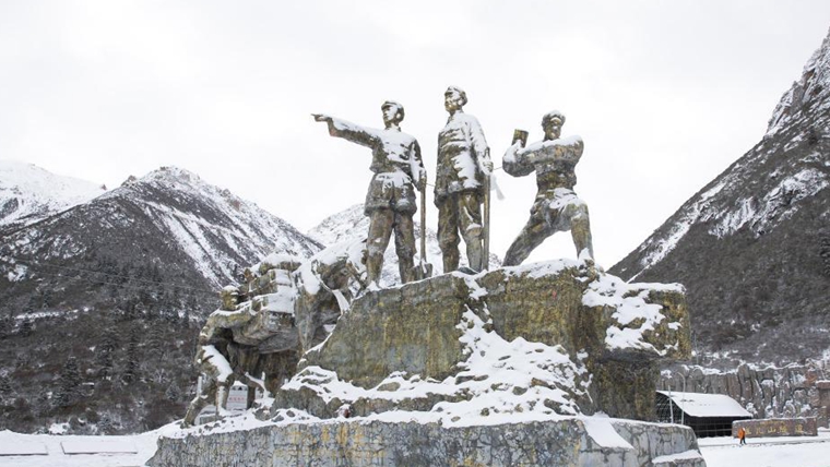 甘當路石 民族團結(jié)&mdash;&mdash;&ldquo;兩路&rdquo;精神述評