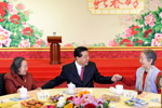 全國政協(xié)邀請已故黨外全國政協(xié)委員、知名人士夫人聯(lián)誼迎春 賈慶林出席