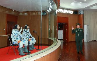 范長龍看望神舟十一號航天員景海鵬、陳冬