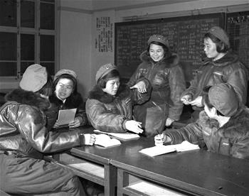 第一批女飛行員：毛澤東稱(chēng)贊，細(xì)妹子不簡(jiǎn)單，飛得好高啊