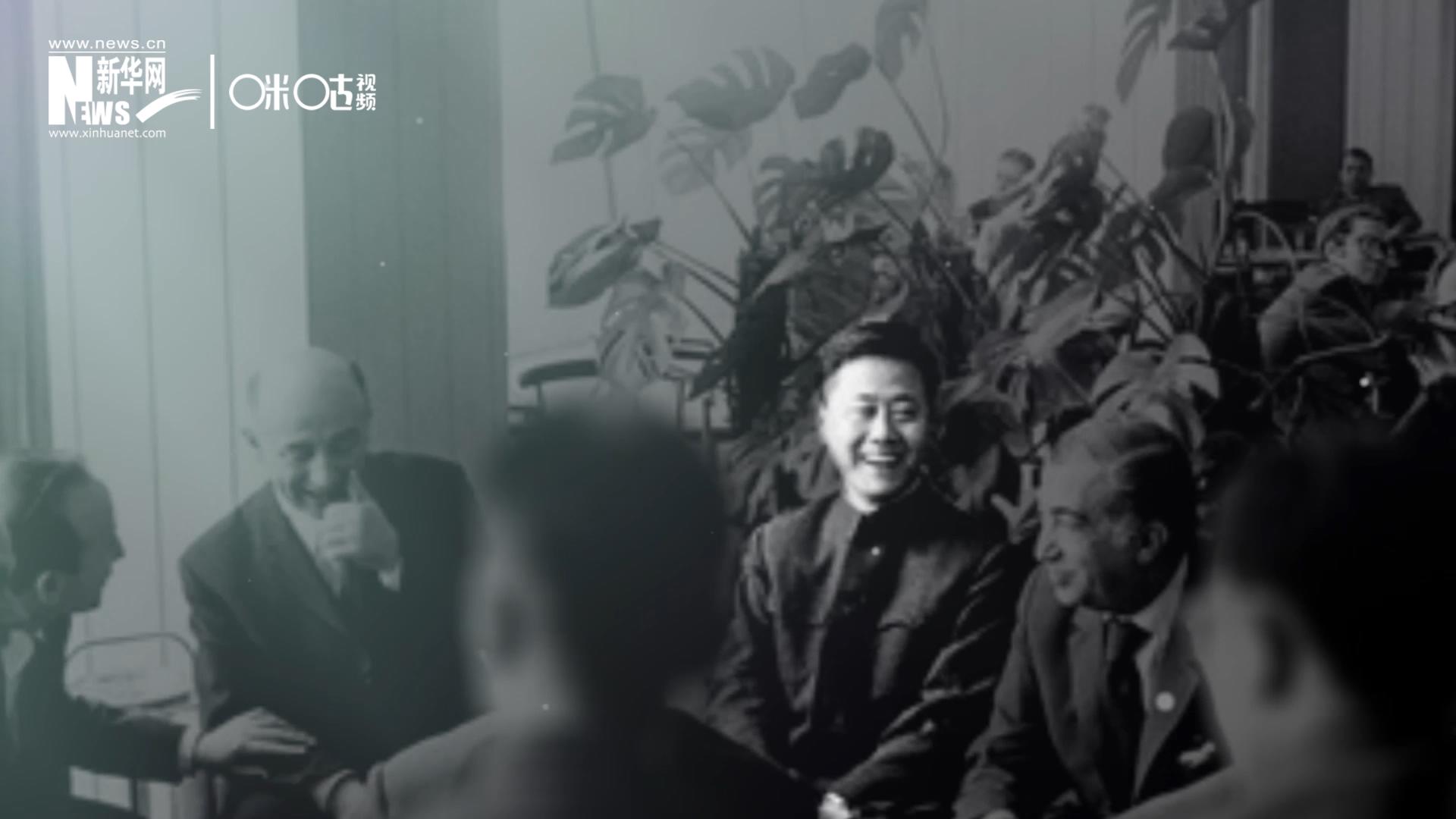 照片里的這個人是高梁，原新華社國際部記者。原本作為代表團隨行記者的他接到通知，由他帶領(lǐng)一支先遣小組先行去紐約。