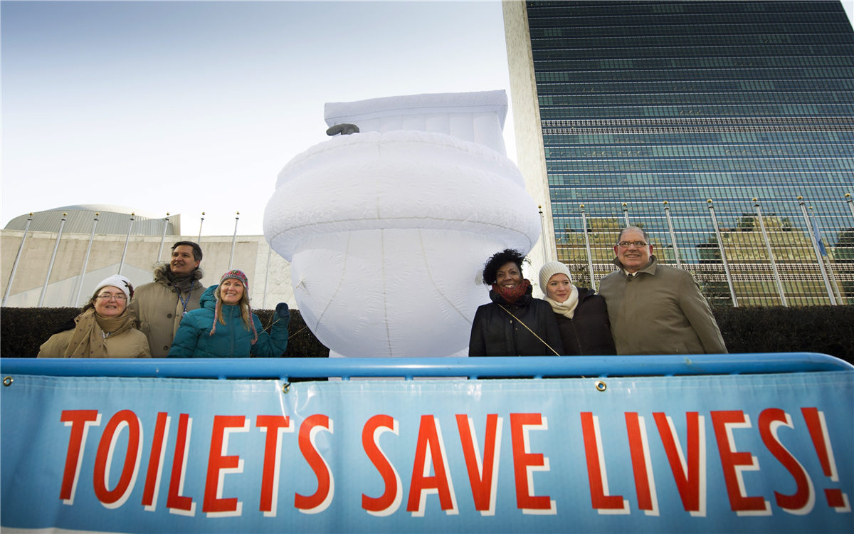 &ldquo;世界廁所日&rdquo;，聯(lián)合國總部大樓前的口號條幅