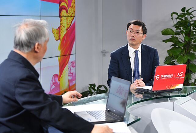 您再給我們梳理一下，黨章中有關&ldquo;基本路線&rdquo;的修改情況。