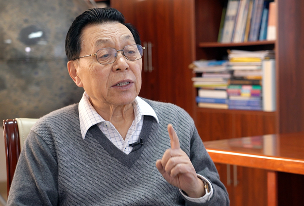 宇宙空間有來自各類天體發(fā)射的很多信息，背面是唯一的一個(gè)地方能接收到這部分信號(hào)