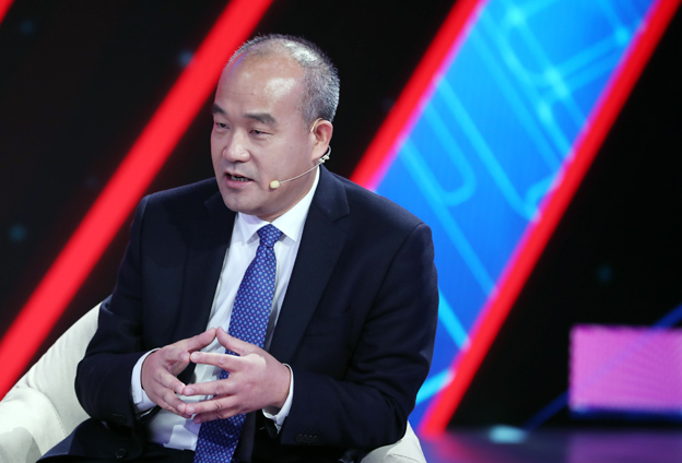 年輕人要有遠大理想，要了解到科技的核心要素所在，專心，靜下心來打好基礎(chǔ)。