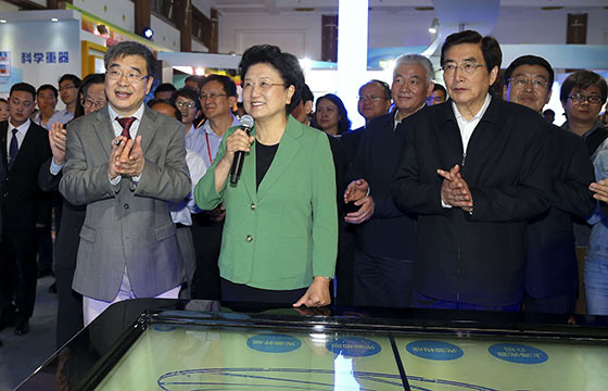 劉延?xùn)|、郭金龍參加2016年全國科技活動周活動