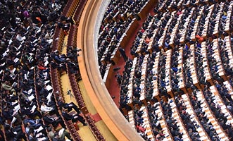 全國(guó)人大代表在大會(huì)現(xiàn)場(chǎng)