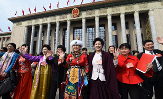 閉幕會后，代表走出人民大會堂