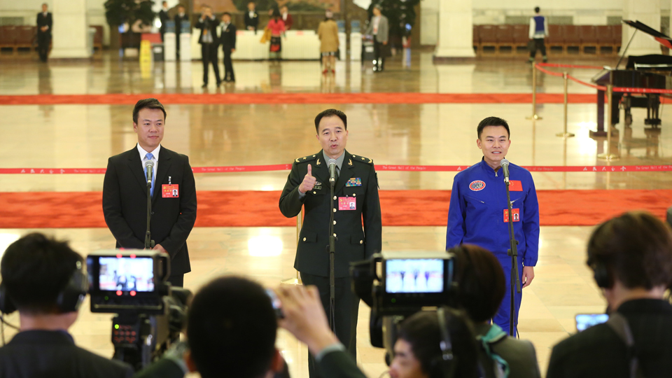 趙宏博、景海鵬、唐嘉陵代表接受采訪