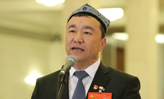 吾布力喀斯木&middot;買吐送代表接受采訪