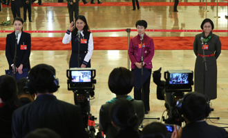 吳敏霞、杜玉濤、蒙曼、盧麗安代表接受采訪