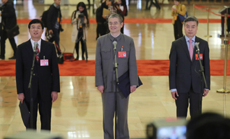 吳曉光、胡偉武、金東寒代表接受采訪