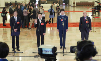 王辰、楊潔、劉文力、王旭東代表接受采訪