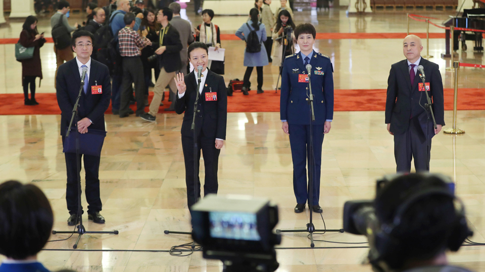 王辰、楊潔、劉文力、王旭東代表接受采訪