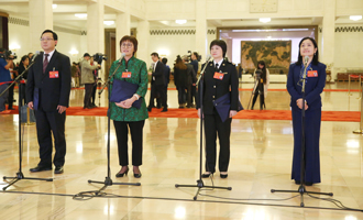 蔣成華、邵蕓、甘露、周宇代表接受采訪