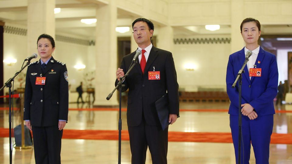 李貝、裴春亮、丁寧代表接受采訪