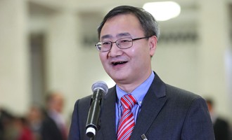 全國政協(xié)委員吳浩在&ldquo;委員通道&rdquo;接受采訪