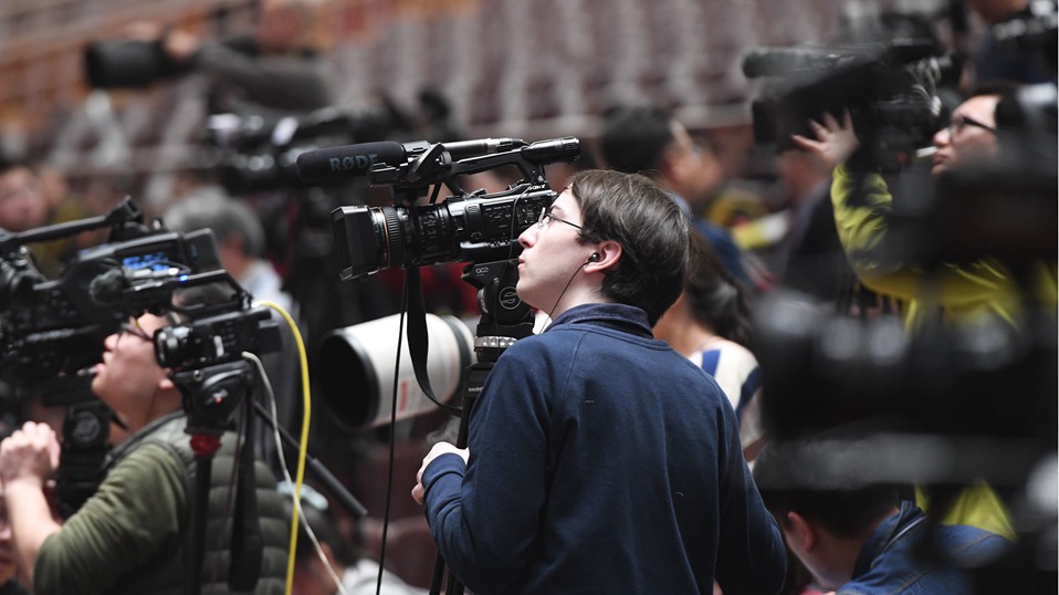 記者在會(huì)場采訪