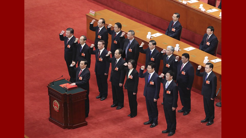 新當選的全國人大常委會副委員長、秘書長進行憲法宣誓