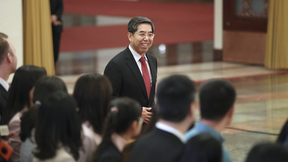 馬建堂步入&ldquo;部長(zhǎng)通道&rdquo;，準(zhǔn)備接受采訪