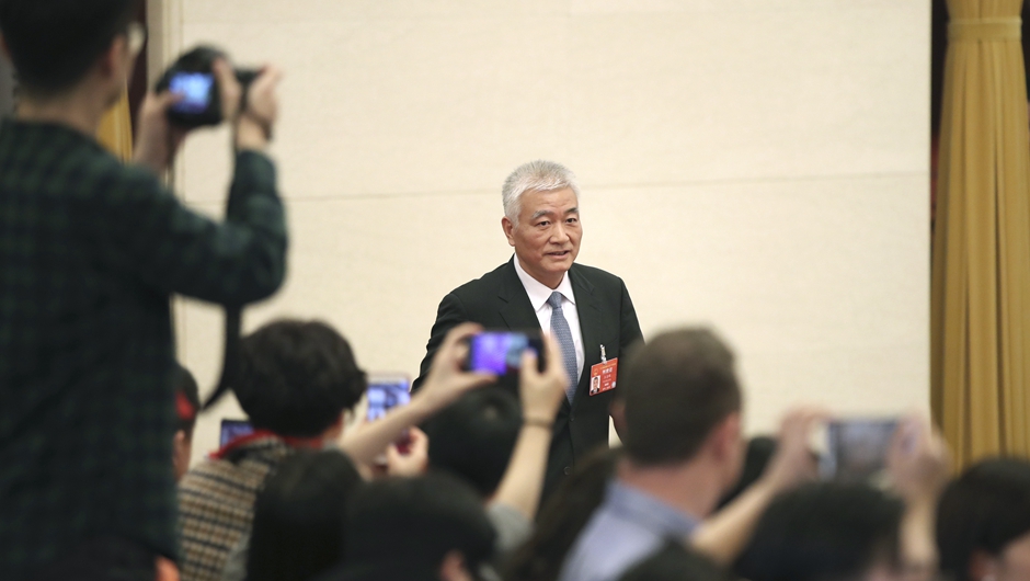王志剛步入&ldquo;部長(zhǎng)通道&rdquo;，準(zhǔn)備接受采訪