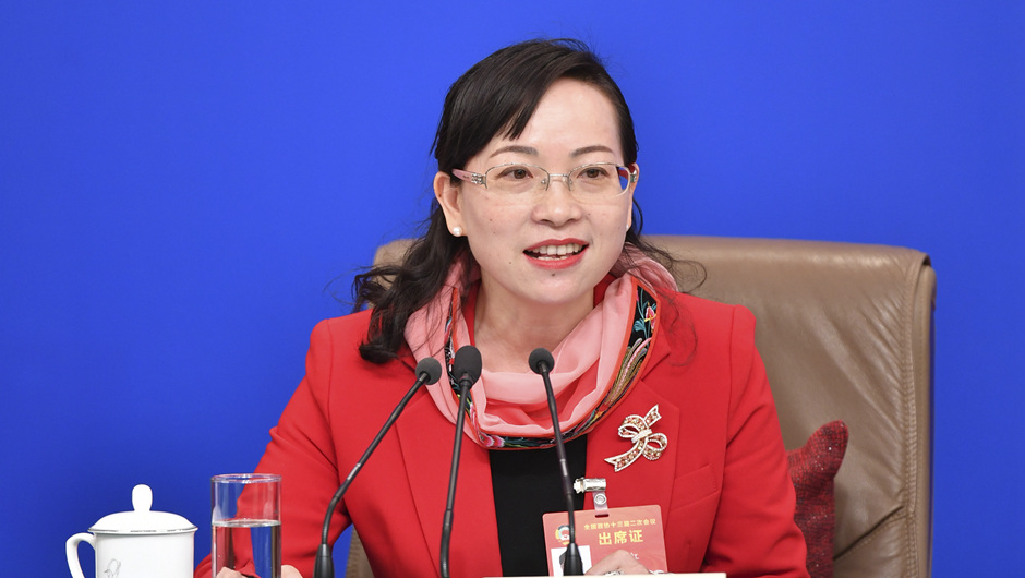 全國政協(xié)委員、湖南省湘西土家族苗族自治州政協(xié)副主席 石紅