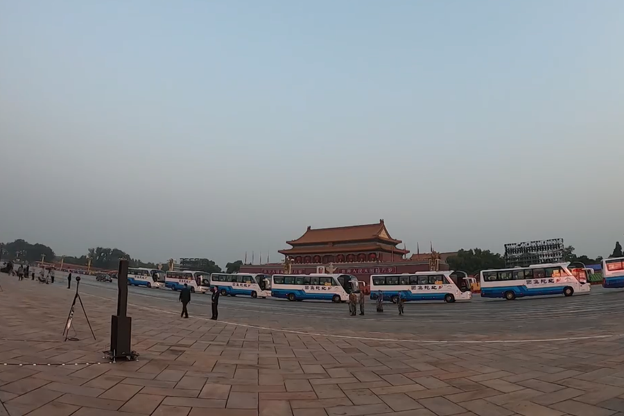 10月1日清晨的天安門城樓和長(zhǎng)安街，燈火通明，正在準(zhǔn)備慶祝大會(huì)的工作人員雖然緊張忙碌，但仍顯得井然有序