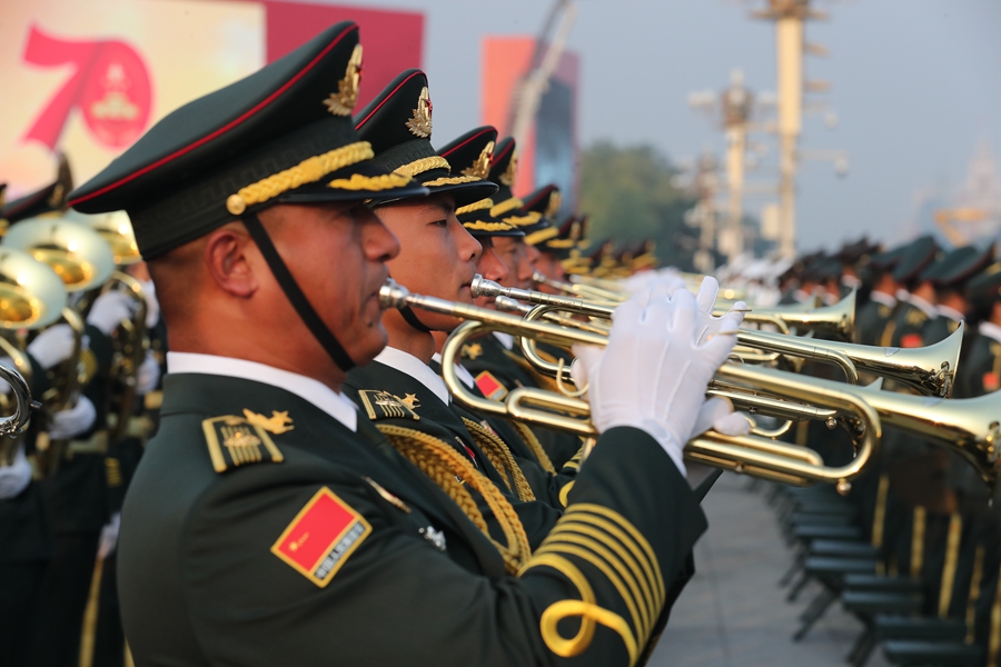 解放軍聯(lián)合軍樂(lè)團(tuán)在廣場(chǎng)就位后進(jìn)行準(zhǔn)備工作和試奏。據(jù)了解，解放軍聯(lián)合軍樂(lè)團(tuán)此次演奏是從開國(guó)大典至今歷次閱兵以來(lái)演奏曲目最多的一次，不少曲目是為此次閱兵量身打造的全新作品，此次也是歷次女演奏員最多的一次。