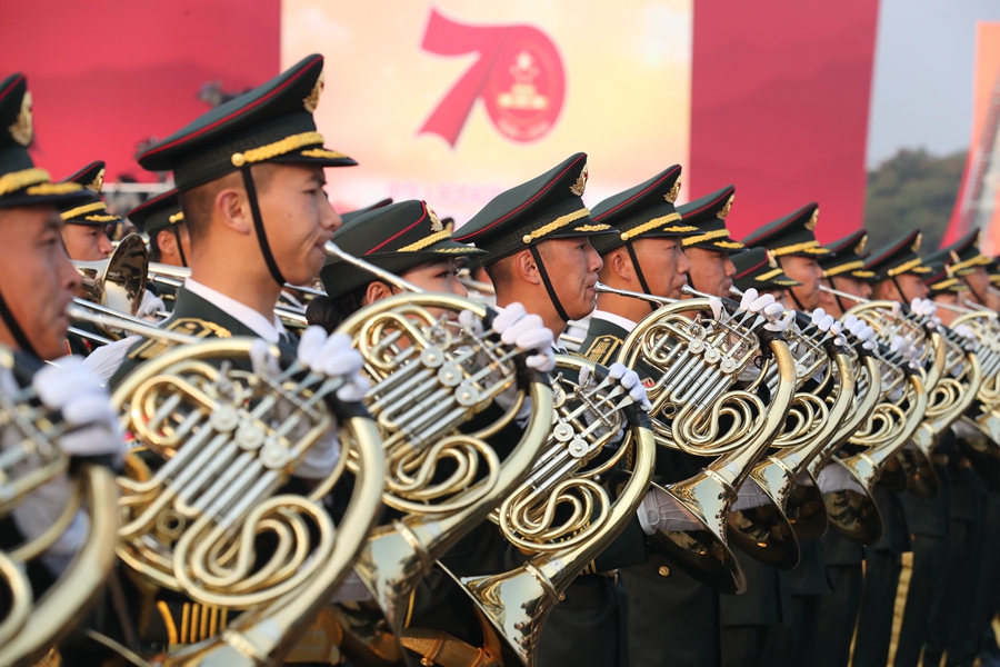 解放軍聯(lián)合軍樂(lè)團(tuán)在廣場(chǎng)就位后進(jìn)行準(zhǔn)備工作和試奏。據(jù)了解，解放軍聯(lián)合軍樂(lè)團(tuán)此次演奏是從開國(guó)大典至今歷次閱兵以來(lái)演奏曲目最多的一次，不少曲目是為此次閱兵量身打造的全新作品，此次也是歷次女演奏員最多的一次。