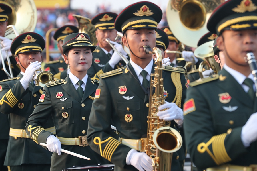 解放軍聯(lián)合軍樂(lè)團(tuán)在廣場(chǎng)就位后進(jìn)行準(zhǔn)備工作和試奏。據(jù)了解，解放軍聯(lián)合軍樂(lè)團(tuán)此次演奏是從開國(guó)大典至今歷次閱兵以來(lái)演奏曲目最多的一次，不少曲目是為此次閱兵量身打造的全新作品，此次也是歷次女演奏員最多的一次。