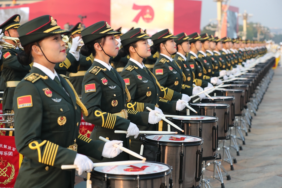 解放軍聯(lián)合軍樂(lè)團(tuán)在廣場(chǎng)就位后進(jìn)行準(zhǔn)備工作和試奏。據(jù)了解，解放軍聯(lián)合軍樂(lè)團(tuán)此次演奏是從開國(guó)大典至今歷次閱兵以來(lái)演奏曲目最多的一次，不少曲目是為此次閱兵量身打造的全新作品，此次也是歷次女演奏員最多的一次。