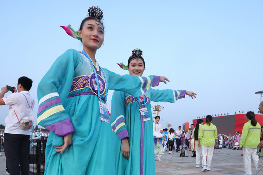 今晚，我們歡聚在天安門廣場(chǎng)