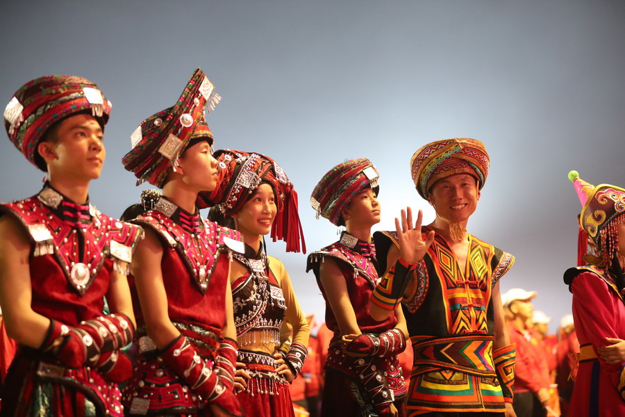 好兒好女好家園，齊心奔小康，共圓中國(guó)夢(mèng)