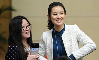 發(fā)布會(huì)現(xiàn)場(chǎng)的美女記者