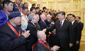 慶祝大會結(jié)束后，習(xí)近平等會見受表彰人員及親屬代表