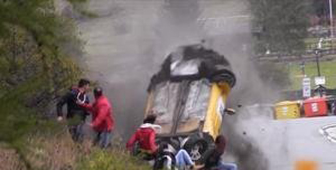 史上最幸運(yùn)撞車(chē)！圍觀群眾躲過(guò)一劫