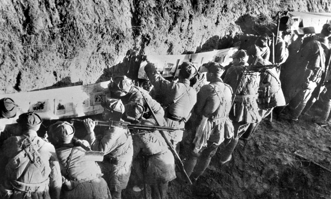 1948年冬，淮海戰(zhàn)役期間，雙堆集前沿陣地舉辦的戰(zhàn)地影展，深受解放軍戰(zhàn)士歡迎。新華社稿  袁克忠攝