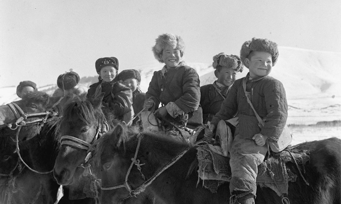 1964年春，新疆伊犁哈薩克自治州昭蘇縣的哈薩克族小學(xué)生們。新華社記者武純展攝