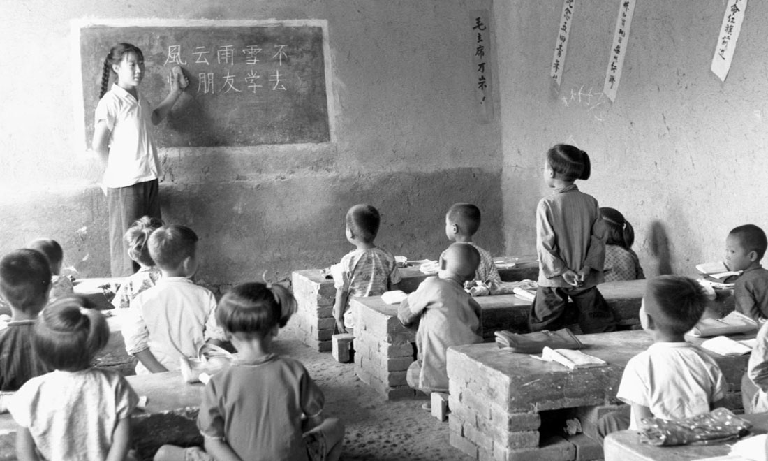 1964年夏，河北省壩縣煎茶鋪公社西煎大隊(duì)，一所耕讀小學(xué)的學(xué)生們?cè)谏险n。新華社記者梁一丁攝