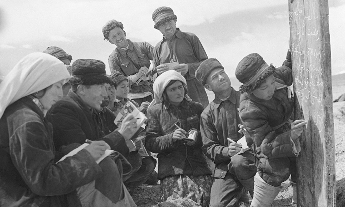 1960年6月，新疆慕士塔格峰下，大人們?cè)谛W(xué)生幫助下學(xué)習(xí)文化。新華社記者武純展攝