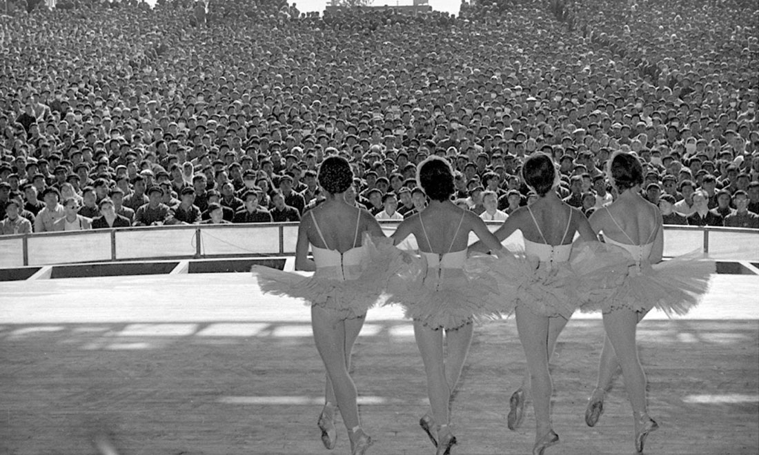 1957年10月，蘇聯(lián)國(guó)立新西伯利亞歌劇芭蕾舞劇院為北京石景山鋼鐵廠工人演出。新華社記者鄭震孫攝