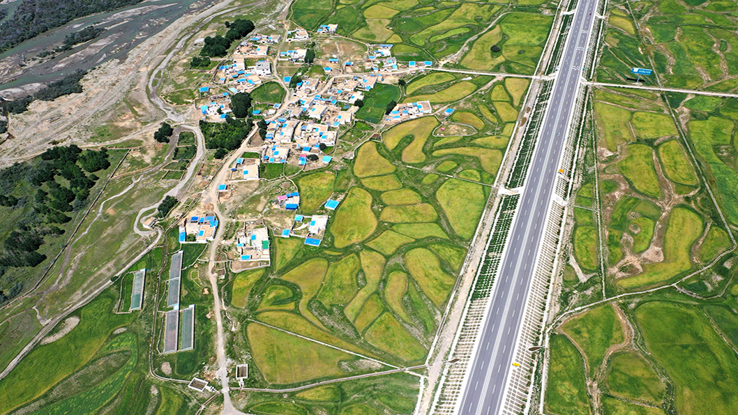 瞰西藏&ldquo;顏值&rdquo;最高的公路&mdash;&mdash;拉林公路