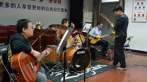 追夢(mèng)中國(guó)人|侯孝輝：左手方向盤(pán)，右手麥克風(fēng)