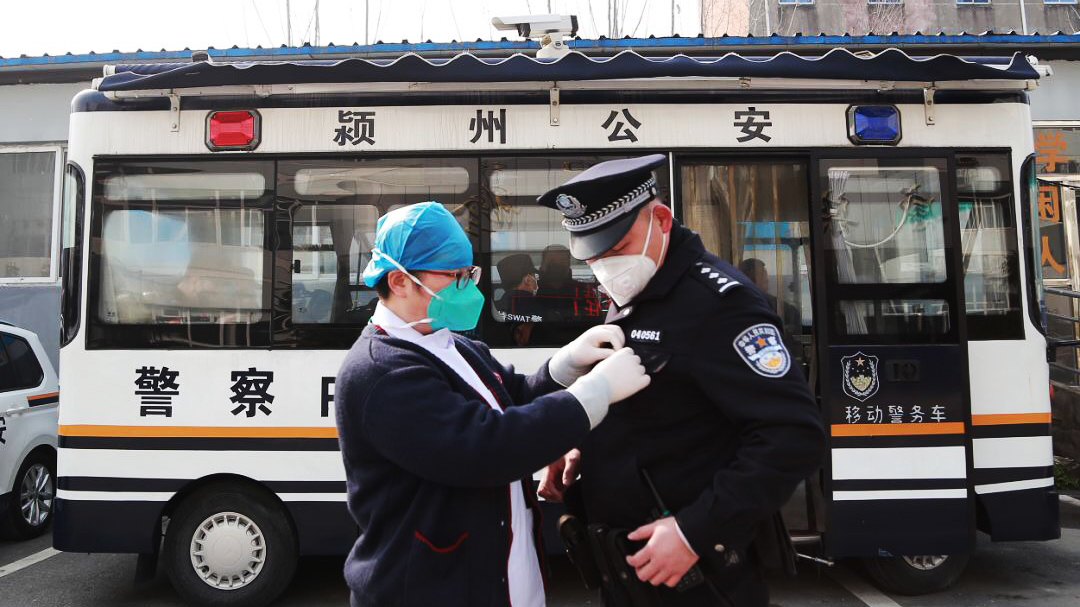 警察魏云龍：咫尺之間，各自?shī)^戰(zhàn)