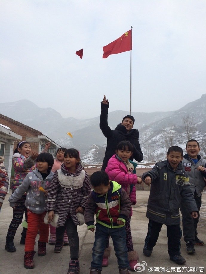 2015年&ldquo;多一克溫暖&rdquo;著名演員杜淳加入溫暖行動。暖男杜淳很快和孩子們打成了一片，他和孩子們聊起了夢想，讓孩子們將它寫在紙上并折成紙飛機，領著孩子們來到操場上將帶著夢想紙飛機放飛。