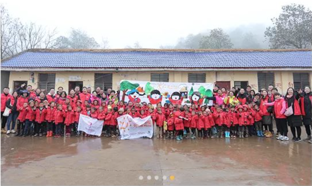 2018年11月6日，&ldquo;多一克溫暖&rdquo;團隊走進大涼山深處。為孩子們送去冬衣的同時，海瀾之家聯(lián)合網(wǎng)易打造在線課程平臺，把優(yōu)質(zhì)的教育資源也傳遞到偏遠山區(qū)。同年，知名導演陸川特別參與監(jiān)制了&ldquo;多一克溫暖&rdquo;微電影《信歌》，為山區(qū)送去&ldquo;暖身又暖心&rdquo;的力量。