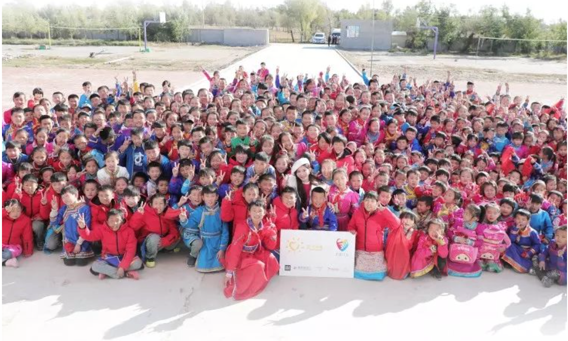 不知不覺，&ldquo;多一克溫暖&rdquo;已經(jīng)步入第六年。2019年10月14日，林志玲首次作為公益同行人，攜手鳳凰網(wǎng)&ldquo;護童計劃&rdquo;，與&ldquo;多一克溫暖&rdquo;一起趕赴內(nèi)蒙古回訪茫汗蘇木中心校的&ldquo;志玲姐姐之家&rdquo;，給那里的孩子送去溫暖。